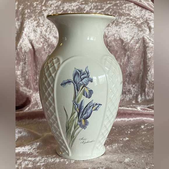 Vintage ROYALWinton Elegant Porcelain Vase- 4 Sided w/Different Flowers on Each🪻 - Picture 3 of 16